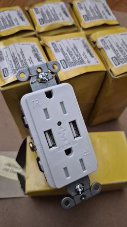 Hubbell Dual USB Type 2.0 ports 3.8 Amp, 5 Volt DC, 15A 125V, 2-Pole 3-Wire Grounding, 5-15R, White