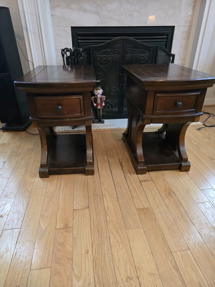 Matching Living Room Table Set.. EXCELLENT CONDITION..FREE DELIVERY
