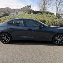 2022 Volvo S60 B5 Momentum Sedan 4Dr