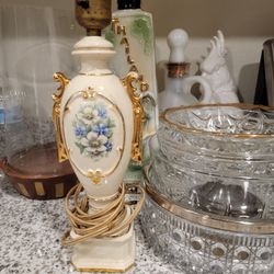 Vintage Italian 22k Gold Porcelain Victorian Lamp Or Thailand Decanter 