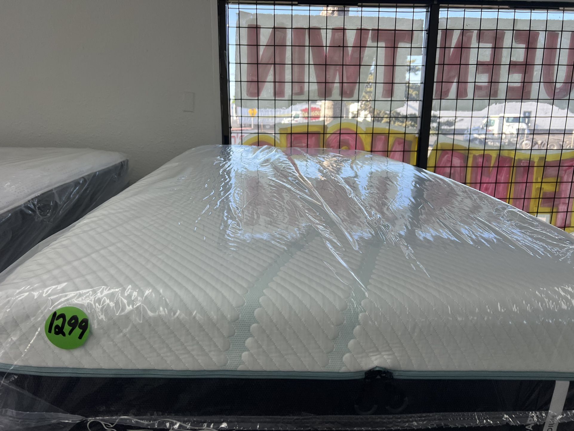 TWIN XL TEMPURPEDIC PROADAPT (MEDIUM) MATTRESS & BOX SPRING BED SET