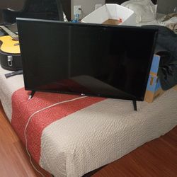 32" LG Smart TV