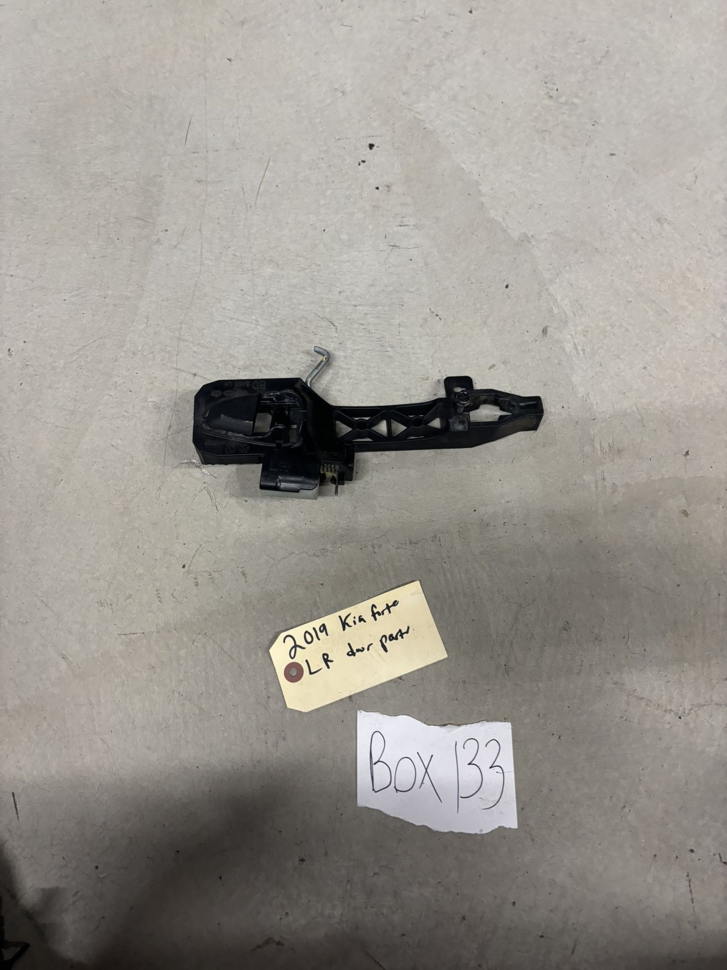 2019-2021 Kia Forte Sedan Left Driver Rear Door Handle Exterior Carrier Bracket