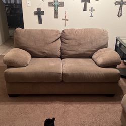 Love Seat. Clean, Smoke Free Home (Must Pick Up)