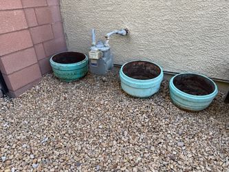 METAL PLANTERS