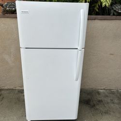 Frigidaire Fridge White 18cu Ft 30x30x66👍🛑3 MONTHS WARRANTY 