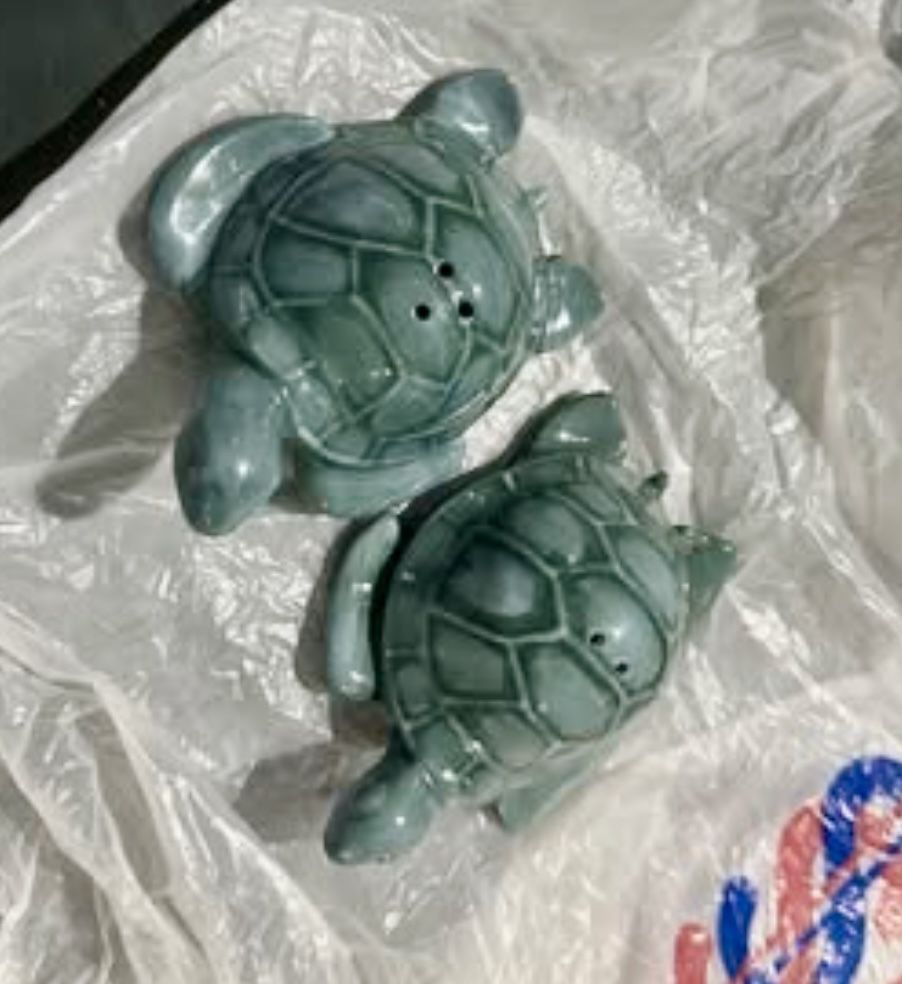 Sea turtle salt n pepper shakers