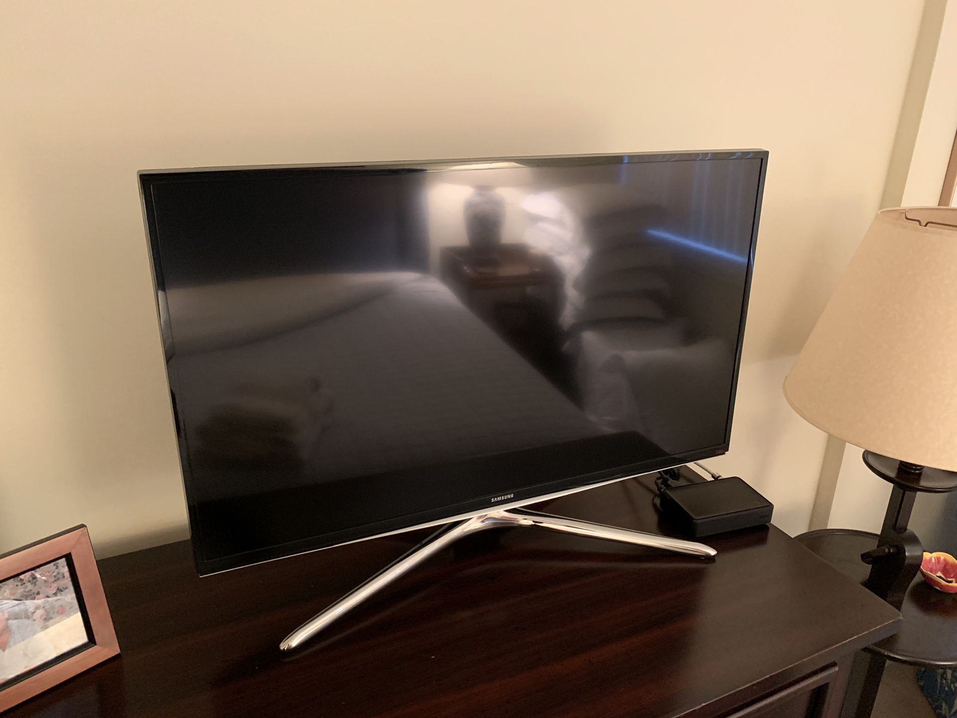 32” Samsung Smart TV w/ stand