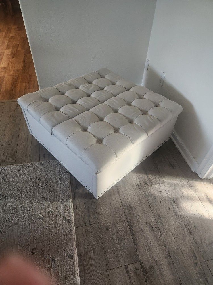 Ottoman w/storage