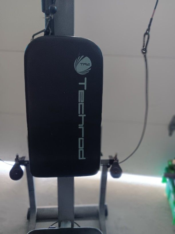 TR2 Techrod Gym Really Good Condition DO Your Arms And Legs Selling FOR 75.00 OBO WILL THROW IN BAR WITH WEIGHTS AND A 75 Pnd Weight Single Lifter for