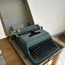 Vintage Underwood Olivetti Typewriter