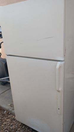 G&EWhite Top-Freezer Refrigerator