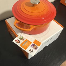 Le Creuset Signature 5.5qt Round Dutch Oven – Flame – Brand New