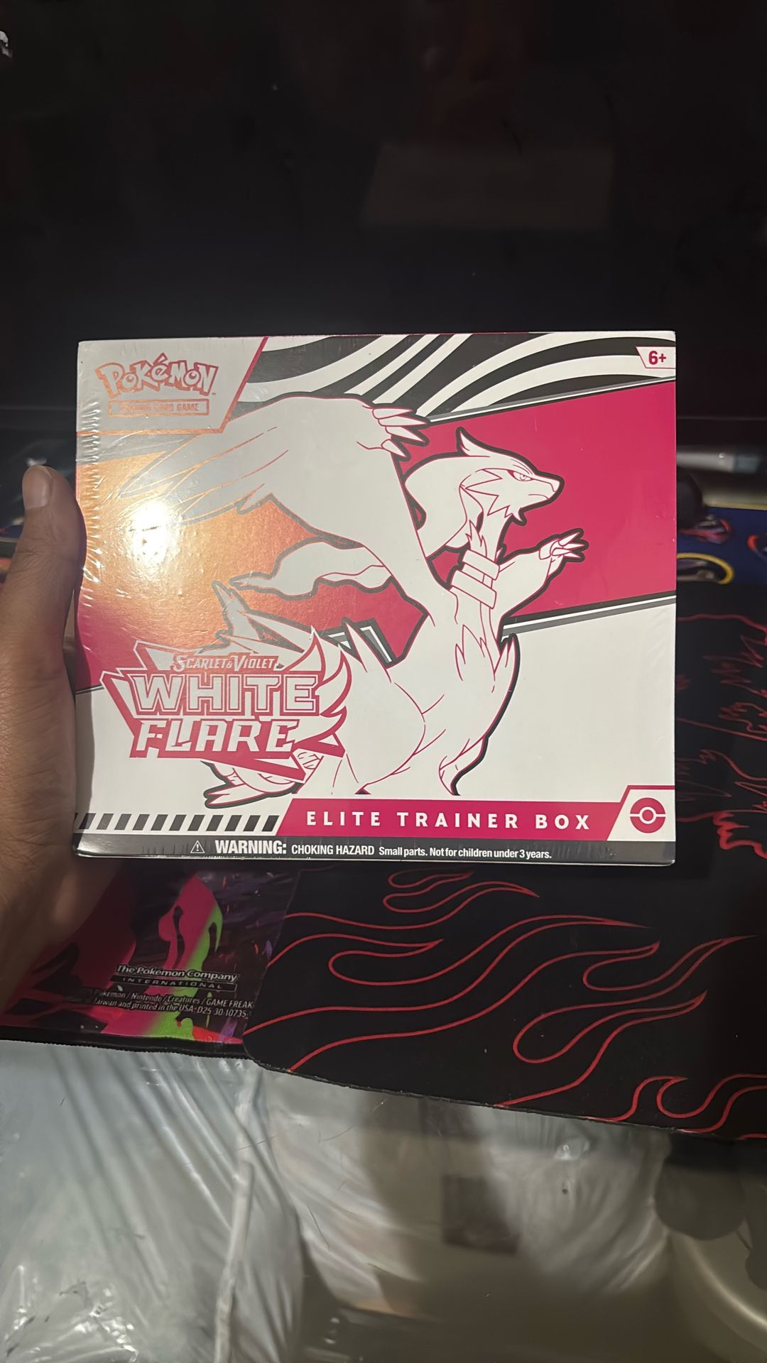 Scarlet & Violet While Flare Elite Trainer Box