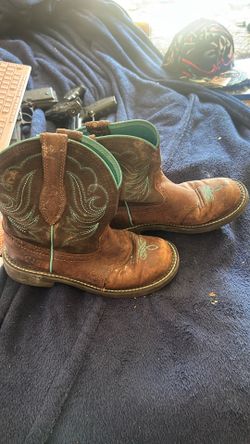 Woman’s ariat cowgirl boots