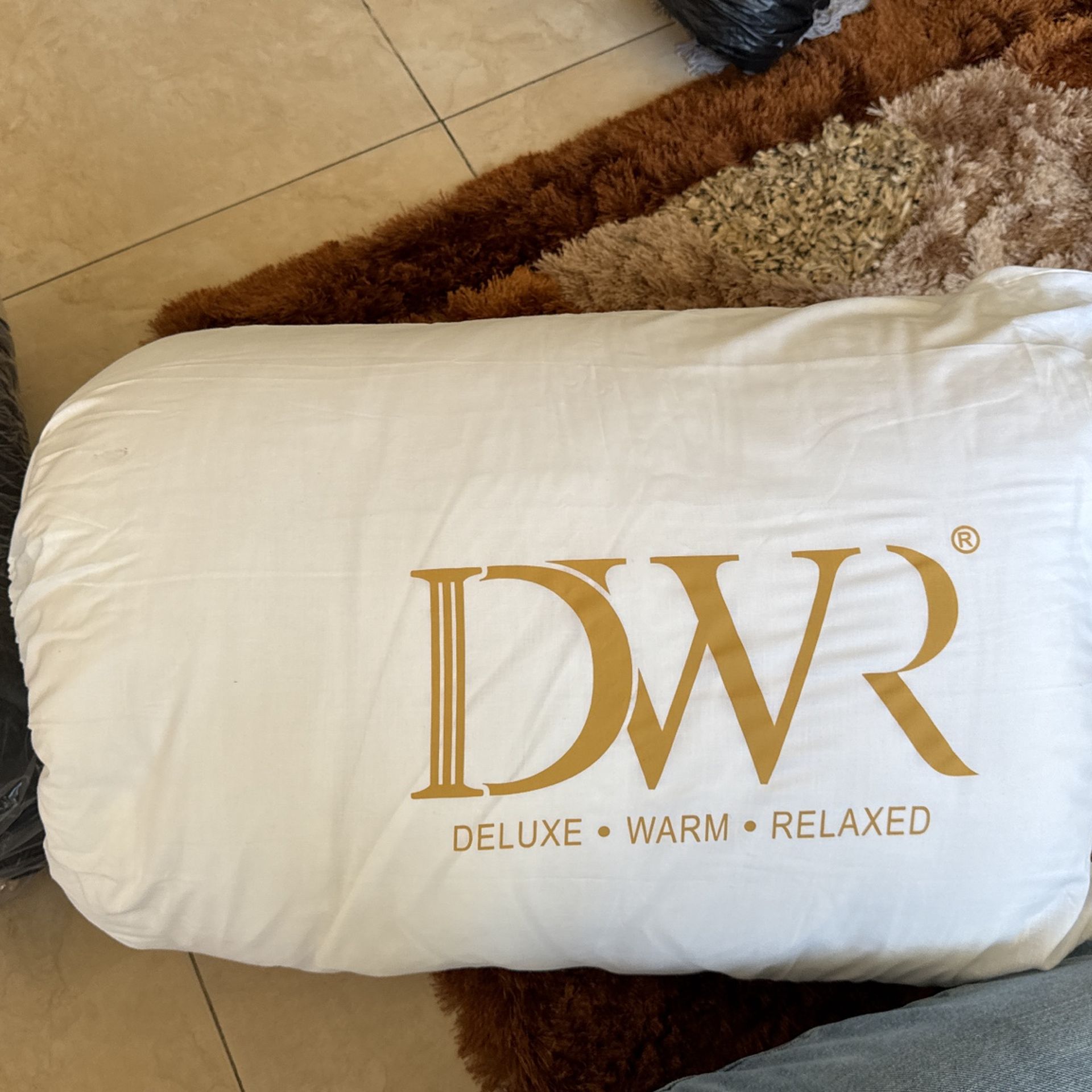 DWR Luxury King Feathers Down Comforter
