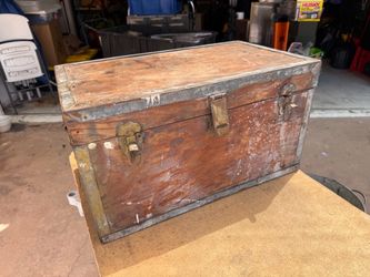 Vntage wood/ metal chest