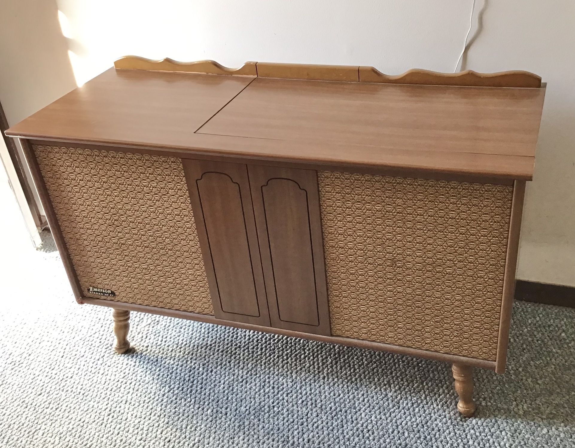 Beautiful MCM Emerson stereophonic HiFi phonograph with Garrard turntable, 1966 model.