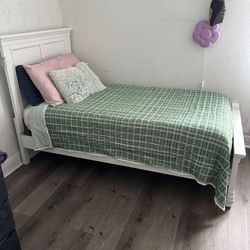 White Twin bed/ cama pequeña blanca