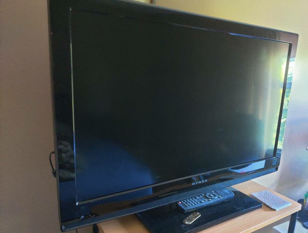 Dynex 32 inch 1080 p TV LCD