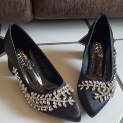  Unworn London Rag
Women's Abatina Satin Diamante Embellished Pumps Size 5