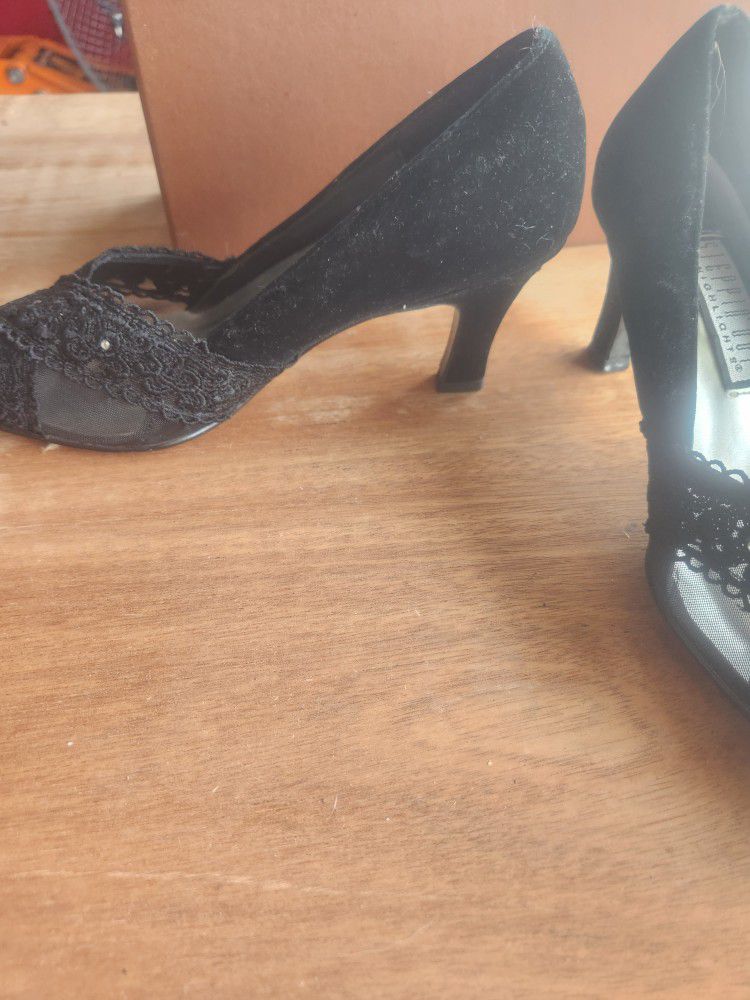 Womens Size 8 Black Velour Heels