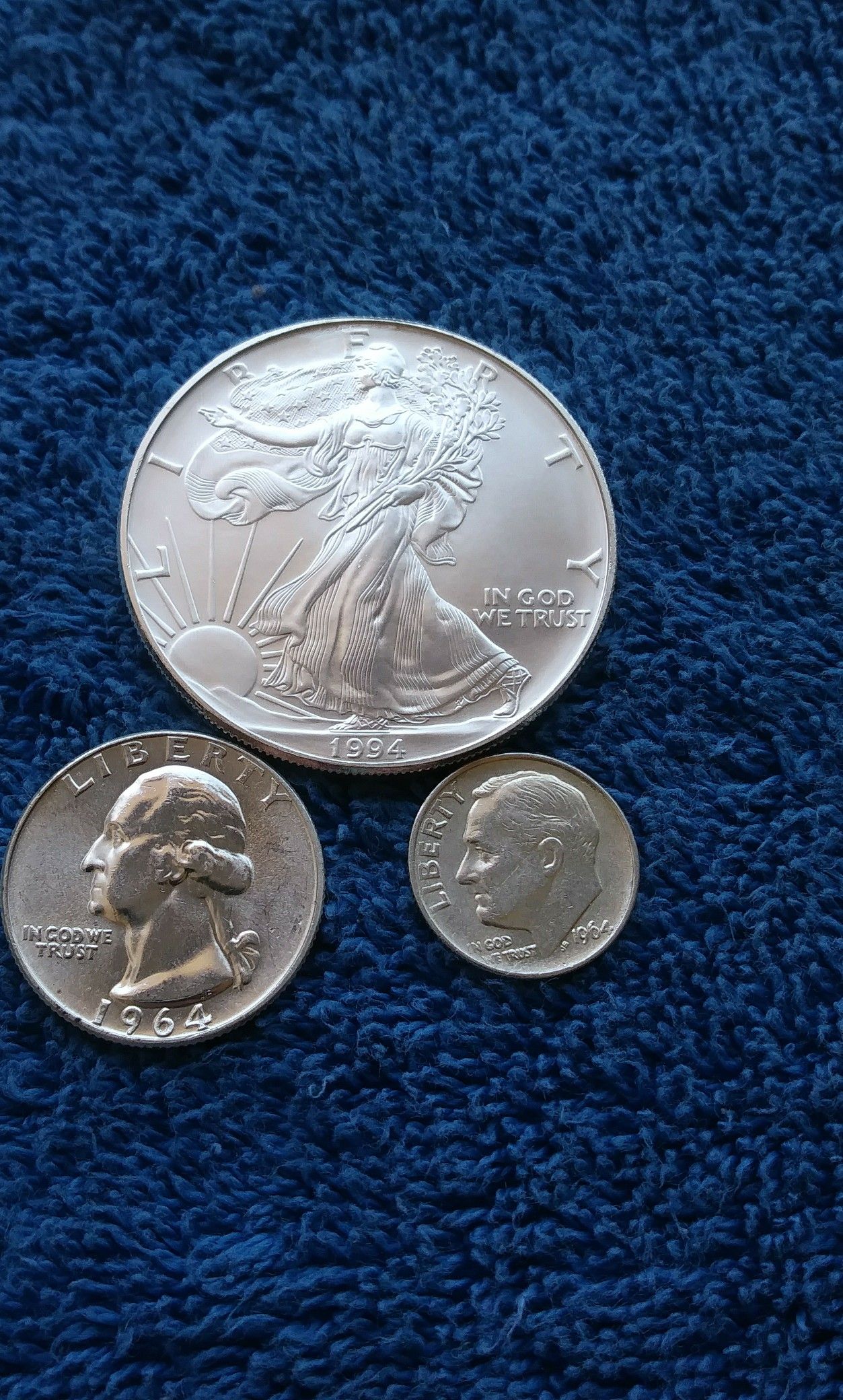 1994 GEM UNCIRCULATED SEMI- KEY DATE 1OZ. SILVER AMERICAN EAGLE W/ UNCIRCULATED 1964 SILVER QUARTER & DIME COINS