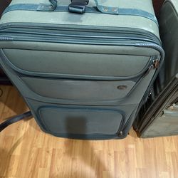 GUC - American Tourister - Large suitcase - 29" no rips or tears. Works great(Union City)