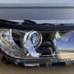 2017-2019 Toyota Highlander SE Passenger Right Halogen Headlight w/ LED OEM