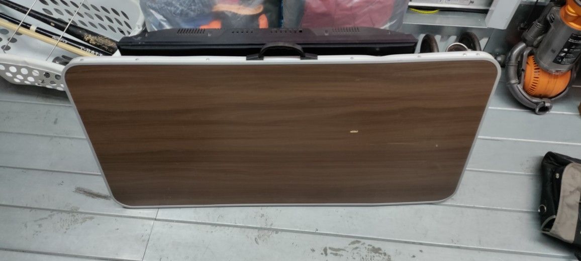 Folding compact table