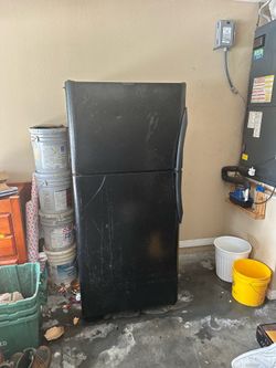 Frigidaire 21 Cubic Foot Top Freezer Refrigerator (Model FRT21LR7ABF)