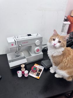 Like new Singer Heavy Duty Sewing Machine
