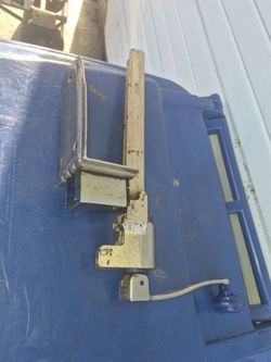 Commercial can opener