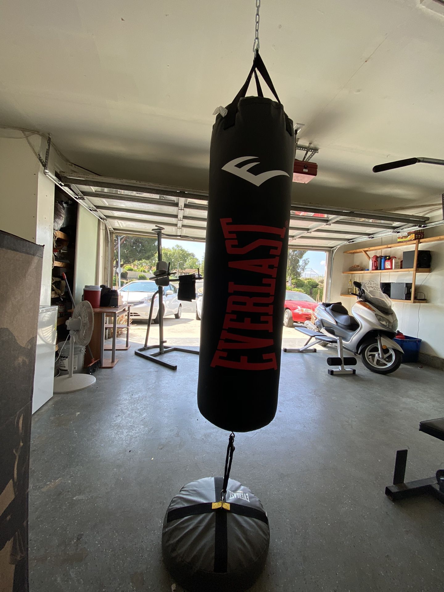 100lb. Everlast punching bag. Brand New in the box. $140Firm. Bag only.