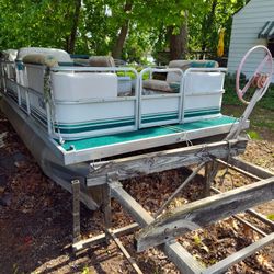 Sweetwater Pontoon Boat 40hp Evinrude. 