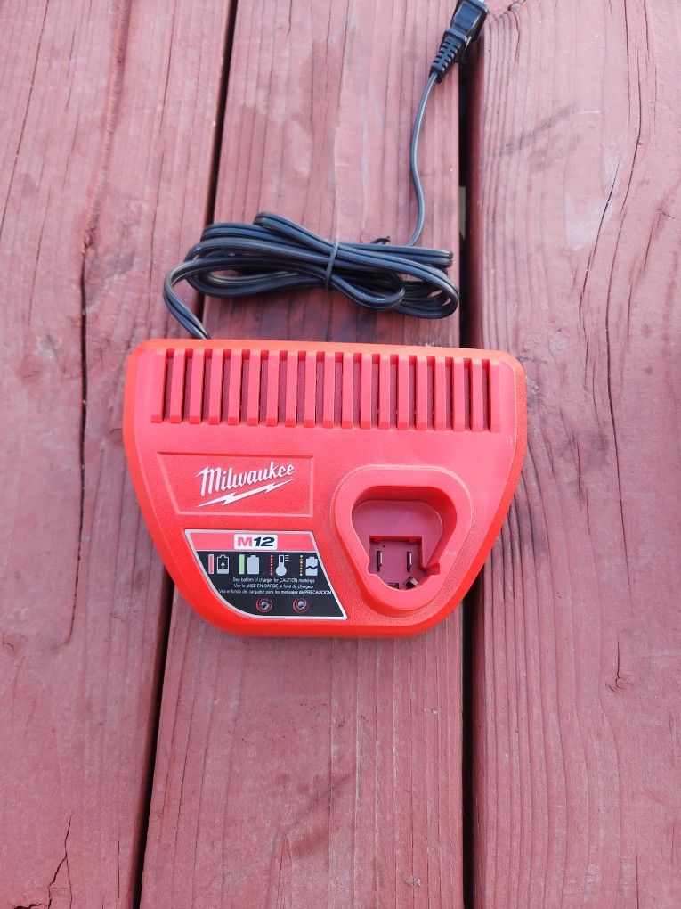 Milwaukee M12 battery charger