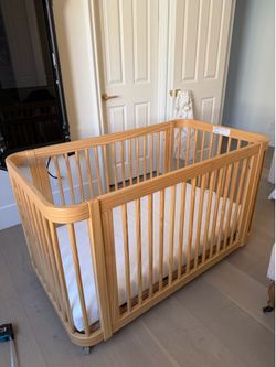 Baby Crib barely used - Nestig The Wave