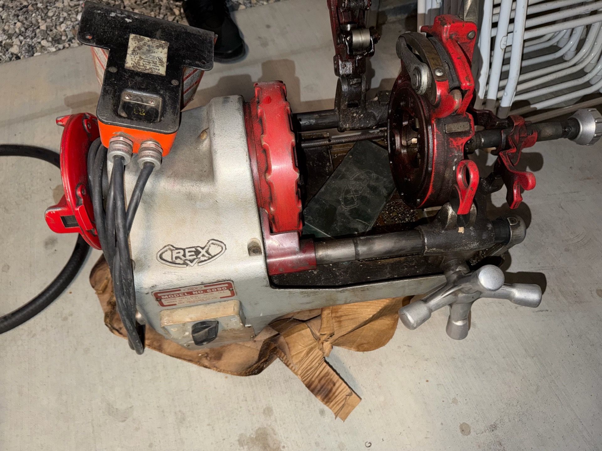 Pipe threader