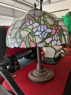 $60 Beautiful Tiffany lamp 22”tall