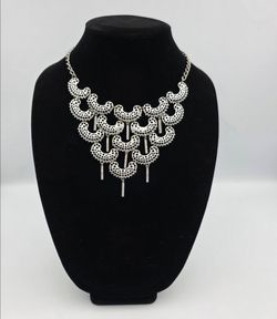 Vintage Sarah Coventry Charisma Matted Silver Toned Bib Metal Necklace 16"