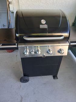 BBQ GIRL BY Charbroil 5 burners it's in excellent condition very clean