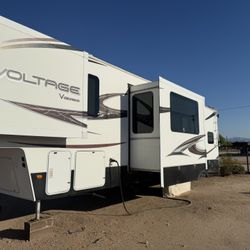 2013 Keystone Voltage V3305