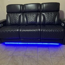 Roomstogo Port Royal Triple Power Recliner With Warranty 