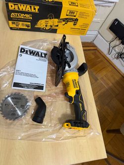 DeWalt Atomic 20V Compact Circular Saw DCS571B