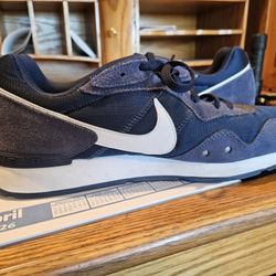 NIKE VENTURE RUNNER THROWBACKS  SIZE 13