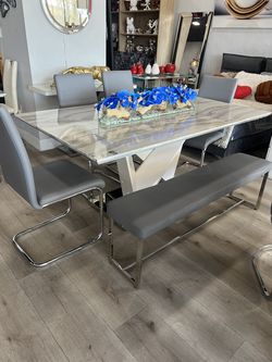 Comedor moderno con 4 sillas y banco