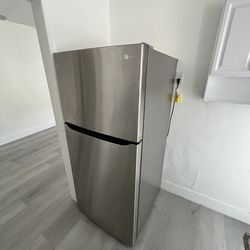 LG Top-Freezer Refrigerator (LTCS20020S)