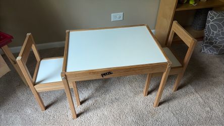 Kids table with 2 chairs