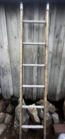 6ft Fiberglass Ladder *MUST GO TODAY*