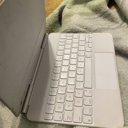 Apple iPad logi tech keyboard